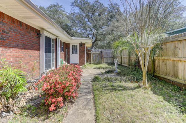 613 NE Cambridge Avenue, Fort Walton Beach, FL 32547