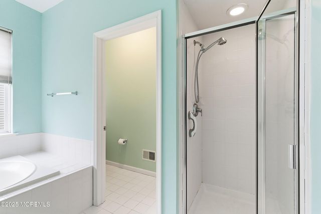 6 Swan Lake Court, Barnegat, NJ 08005