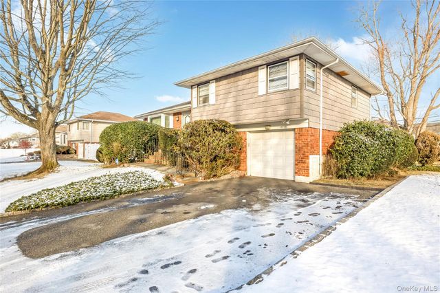 19 Parkdale Drive, Farmingdale, NY 11735