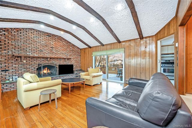 19 Parkdale Drive, Farmingdale, NY 11735