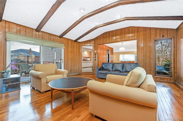 19 Parkdale Drive, Farmingdale, NY 11735