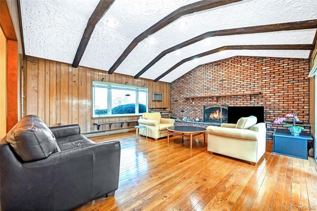 19 Parkdale Drive, Farmingdale, NY 11735