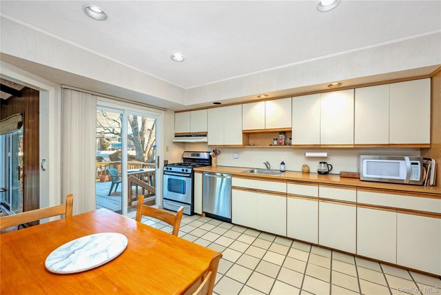 19 Parkdale Drive, Farmingdale, NY 11735