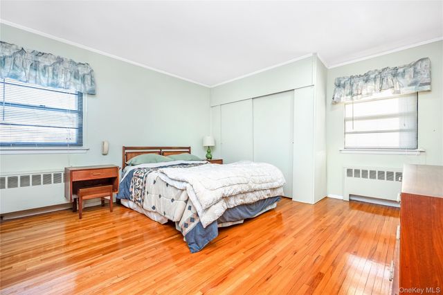 19 Parkdale Drive, Farmingdale, NY 11735