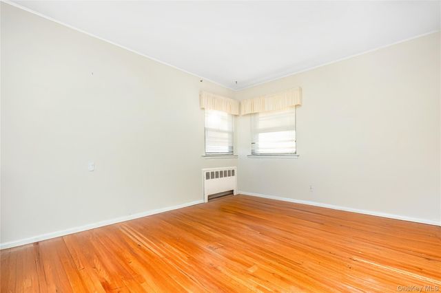 19 Parkdale Drive, Farmingdale, NY 11735