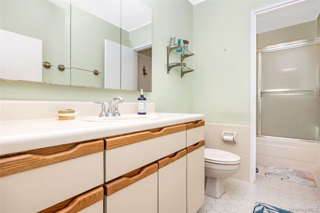 19 Parkdale Drive, Farmingdale, NY 11735