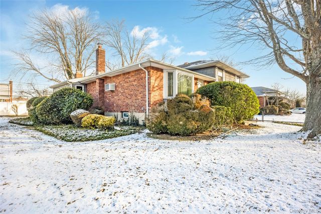 19 Parkdale Drive, Farmingdale, NY 11735