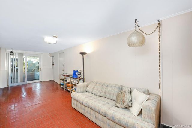 19 Parkdale Drive, Farmingdale, NY 11735