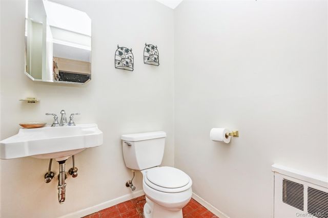 19 Parkdale Drive, Farmingdale, NY 11735