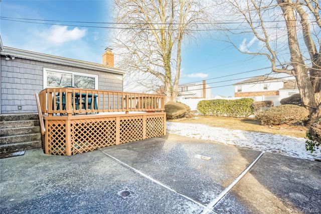 19 Parkdale Drive, Farmingdale, NY 11735