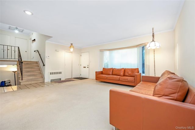 19 Parkdale Drive, Farmingdale, NY 11735