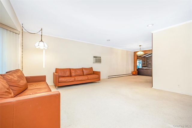 19 Parkdale Drive, Farmingdale, NY 11735