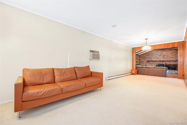 19 Parkdale Drive, Farmingdale, NY 11735