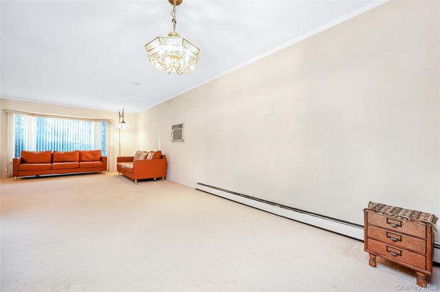 19 Parkdale Drive, Farmingdale, NY 11735