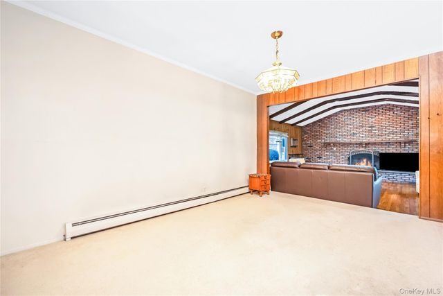 19 Parkdale Drive, Farmingdale, NY 11735