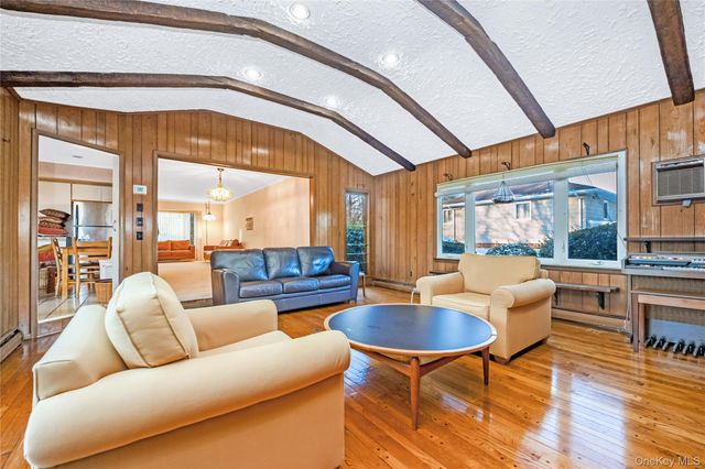 19 Parkdale Drive, Farmingdale, NY 11735