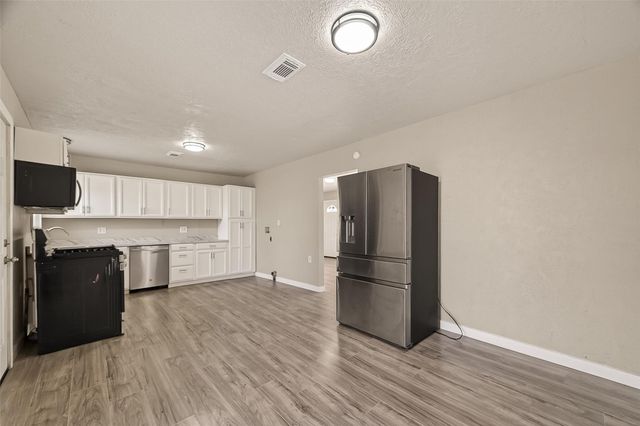 1221 Parkway Street, Baytown, TX 77520