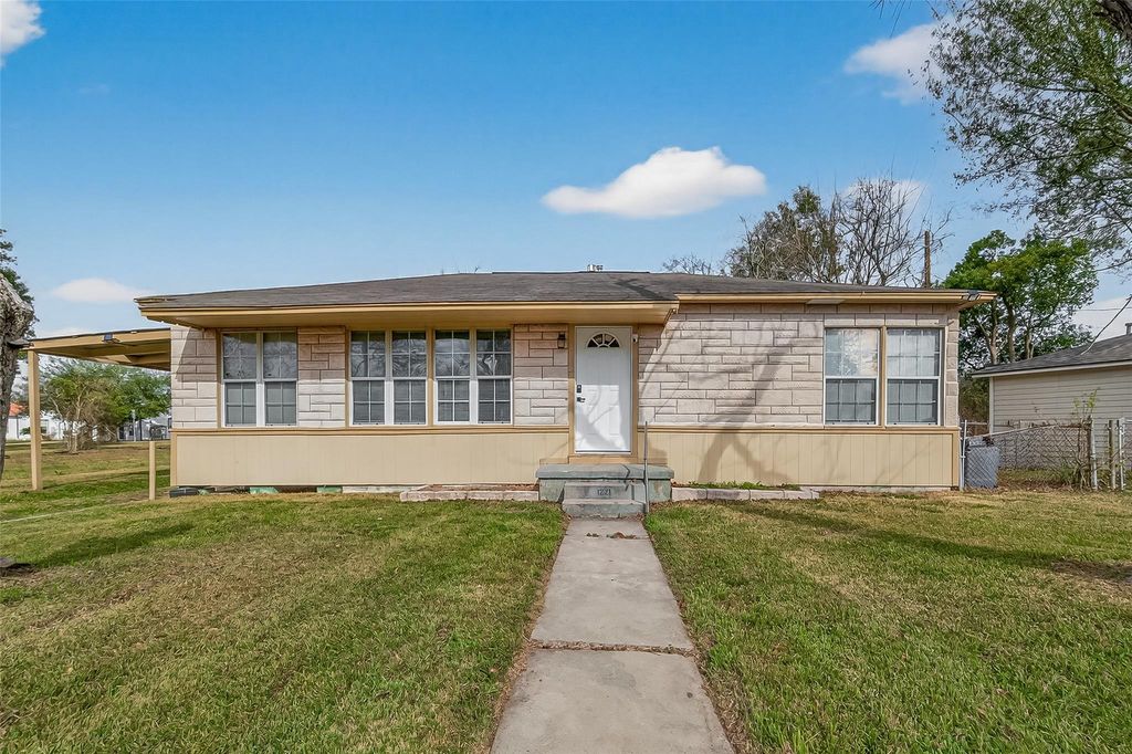 1221 Parkway Street, Baytown, TX 77520
