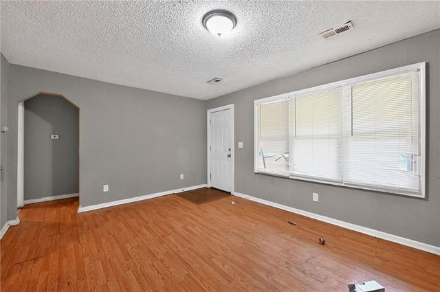 4501 N Olive Street, Kansas City, MO 64116