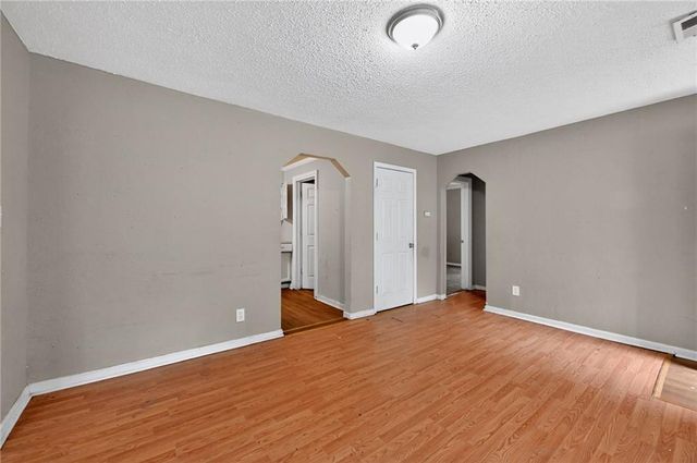 4501 N Olive Street, Kansas City, MO 64116