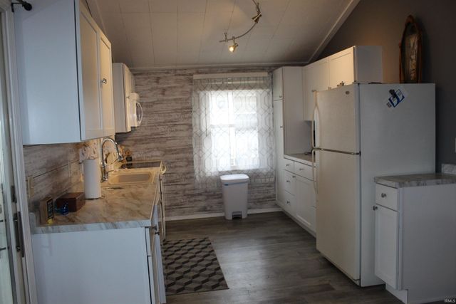 7965 S 140 E, Wolcottville, IN 46795