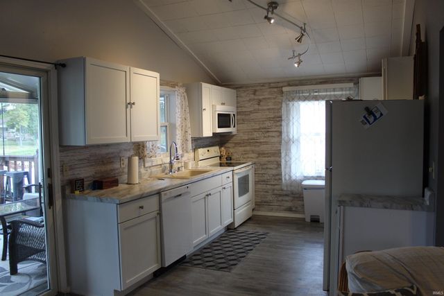 7965 S 140 E, Wolcottville, IN 46795