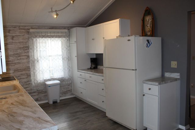 7965 S 140 E, Wolcottville, IN 46795