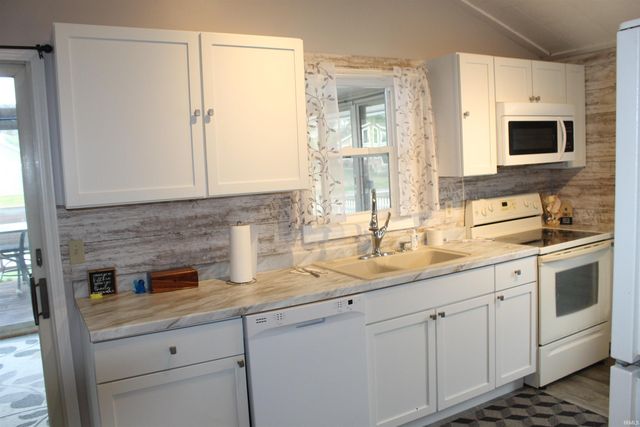 7965 S 140 E, Wolcottville, IN 46795