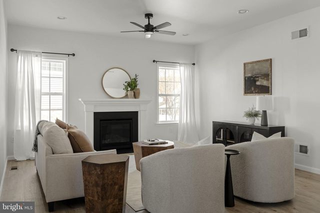 586 STOCKDALE DR, Lancaster, PA 17601