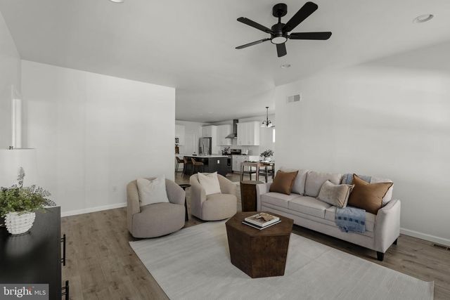 586 STOCKDALE DR, Lancaster, PA 17601