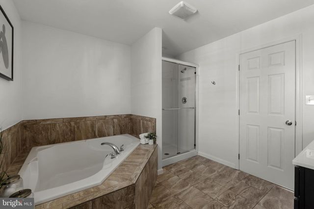 586 STOCKDALE DR, Lancaster, PA 17601