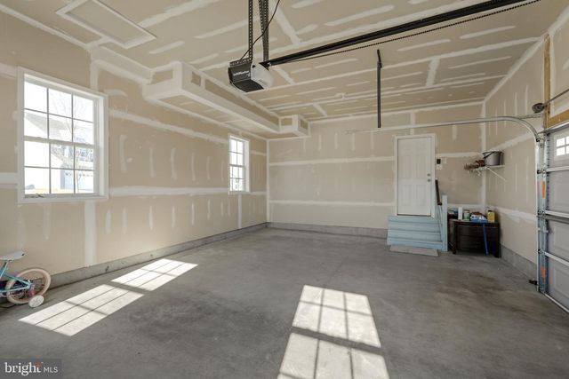 586 STOCKDALE DR, Lancaster, PA 17601