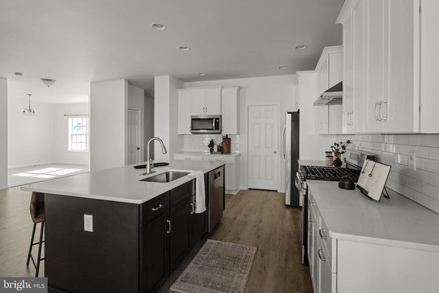 586 STOCKDALE DR, Lancaster, PA 17601