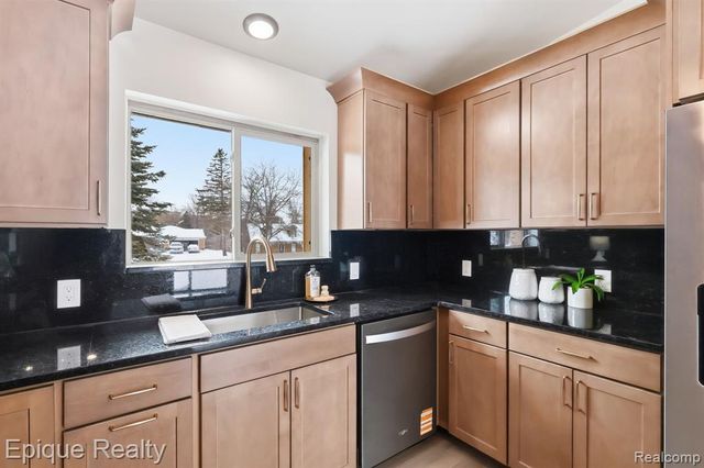 1365 Thistleridge Drive, Holly, MI 48442