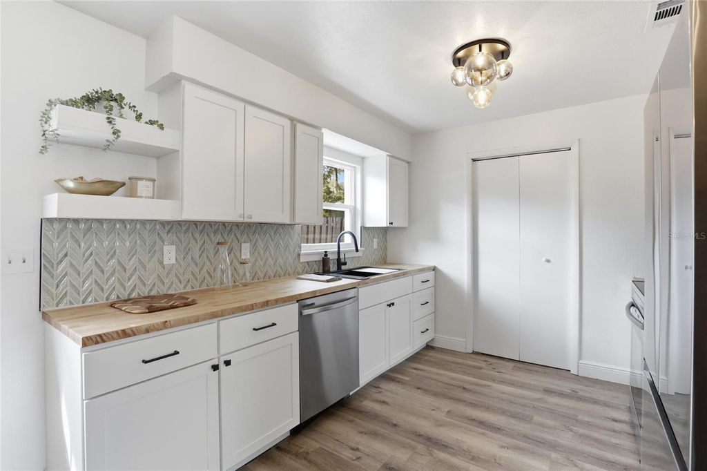 Image 16 of property listing at 710 NW 253RD STREET, Newberry, FL 32669