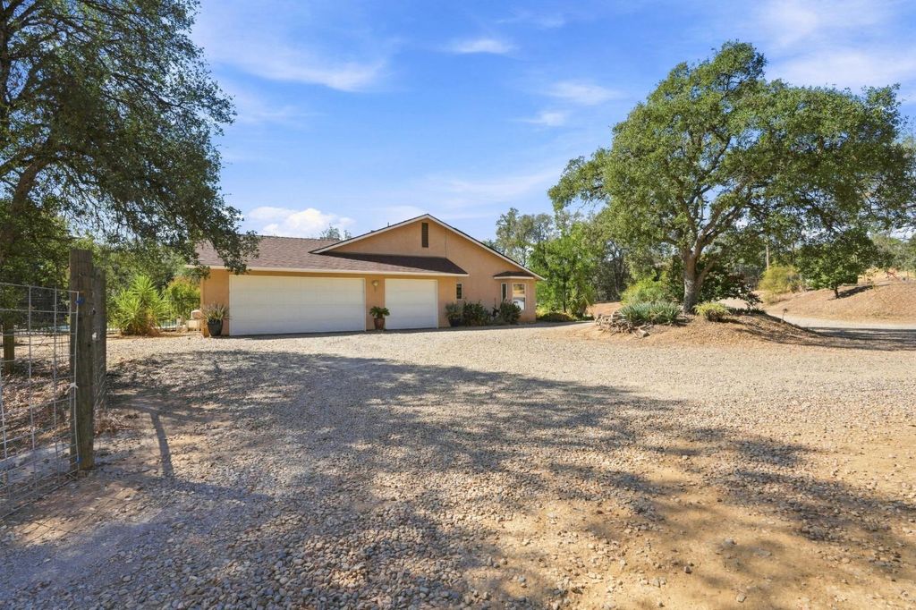 Image 12 of property listing at 1184 Elwood Road, Yokuts Valley, CA 93675