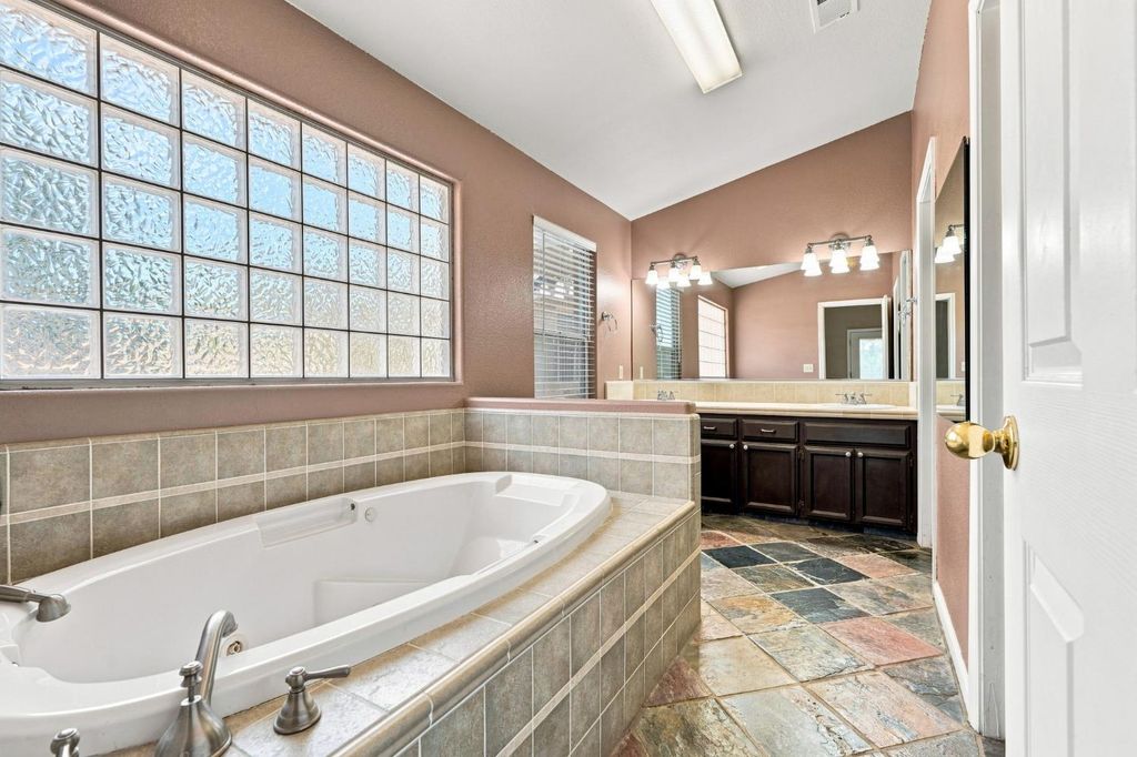 Image 6 of property listing at 1184 Elwood Road, Yokuts Valley, CA 93675