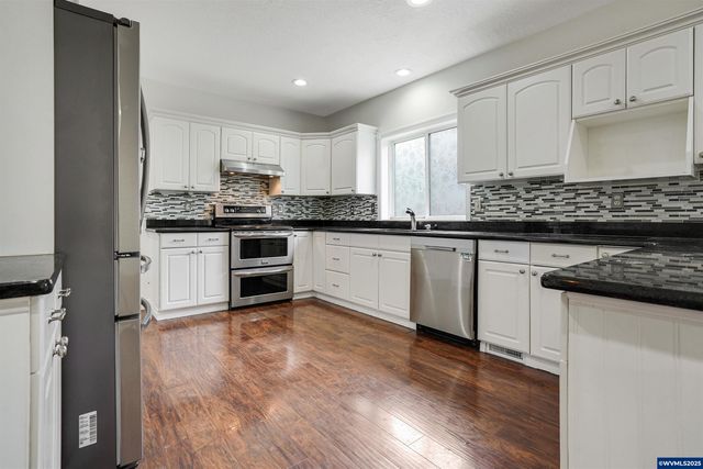 251 Fairview St, Silverton, OR 97381