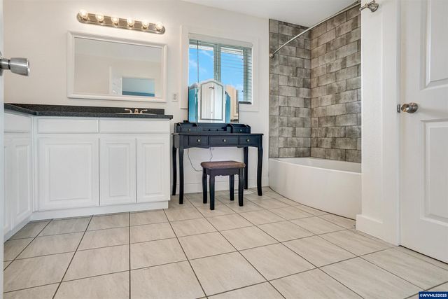 251 Fairview St, Silverton, OR 97381