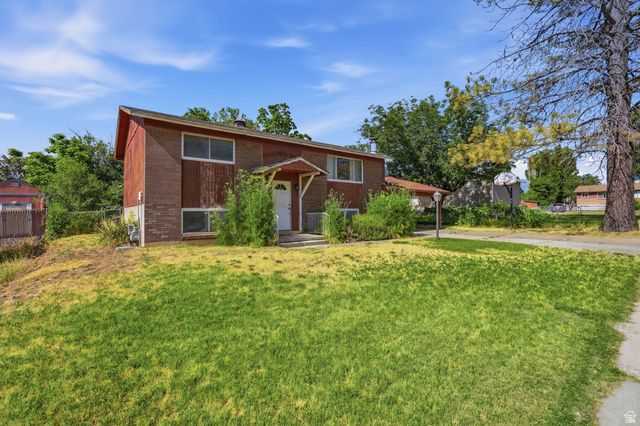572 W 1680 N, Clinton, UT 84015