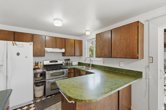 572 W 1680 N, Clinton, UT 84015