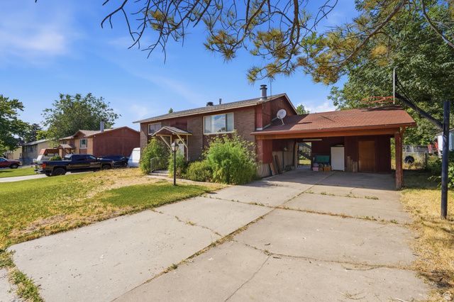 572 W 1680 N, Clinton, UT 84015