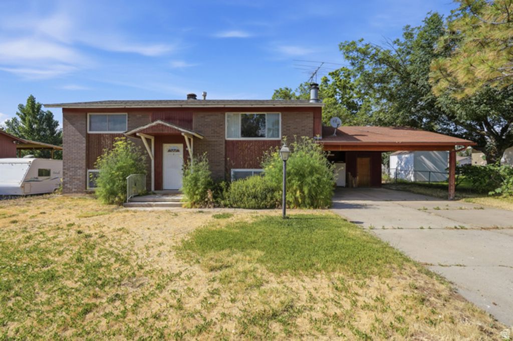 572 W 1680 N, Clinton, UT 84015
