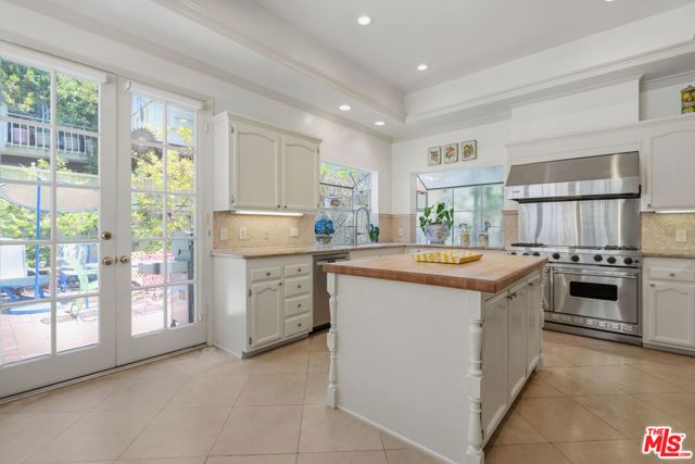 820 S Gretna Green Way 6, Los Angeles, CA 90049