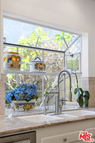 820 S Gretna Green Way 6, Los Angeles, CA 90049