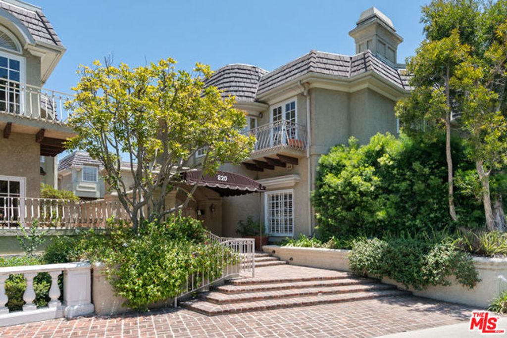 820 S Gretna Green Way 6, Los Angeles, CA 90049