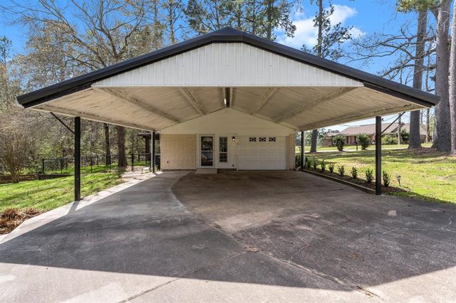420 E Lake Drive, Livingston, TX 77351