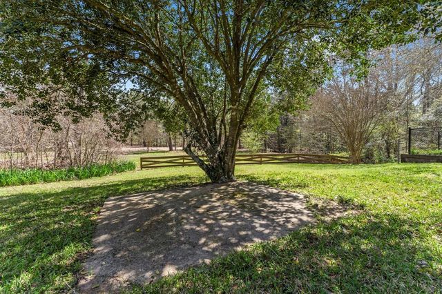 420 E Lake Drive, Livingston, TX 77351