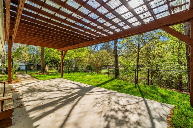 420 E Lake Drive, Livingston, TX 77351