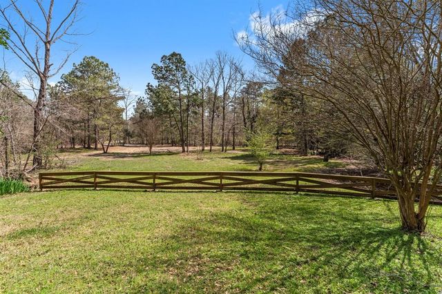 420 E Lake Drive, Livingston, TX 77351